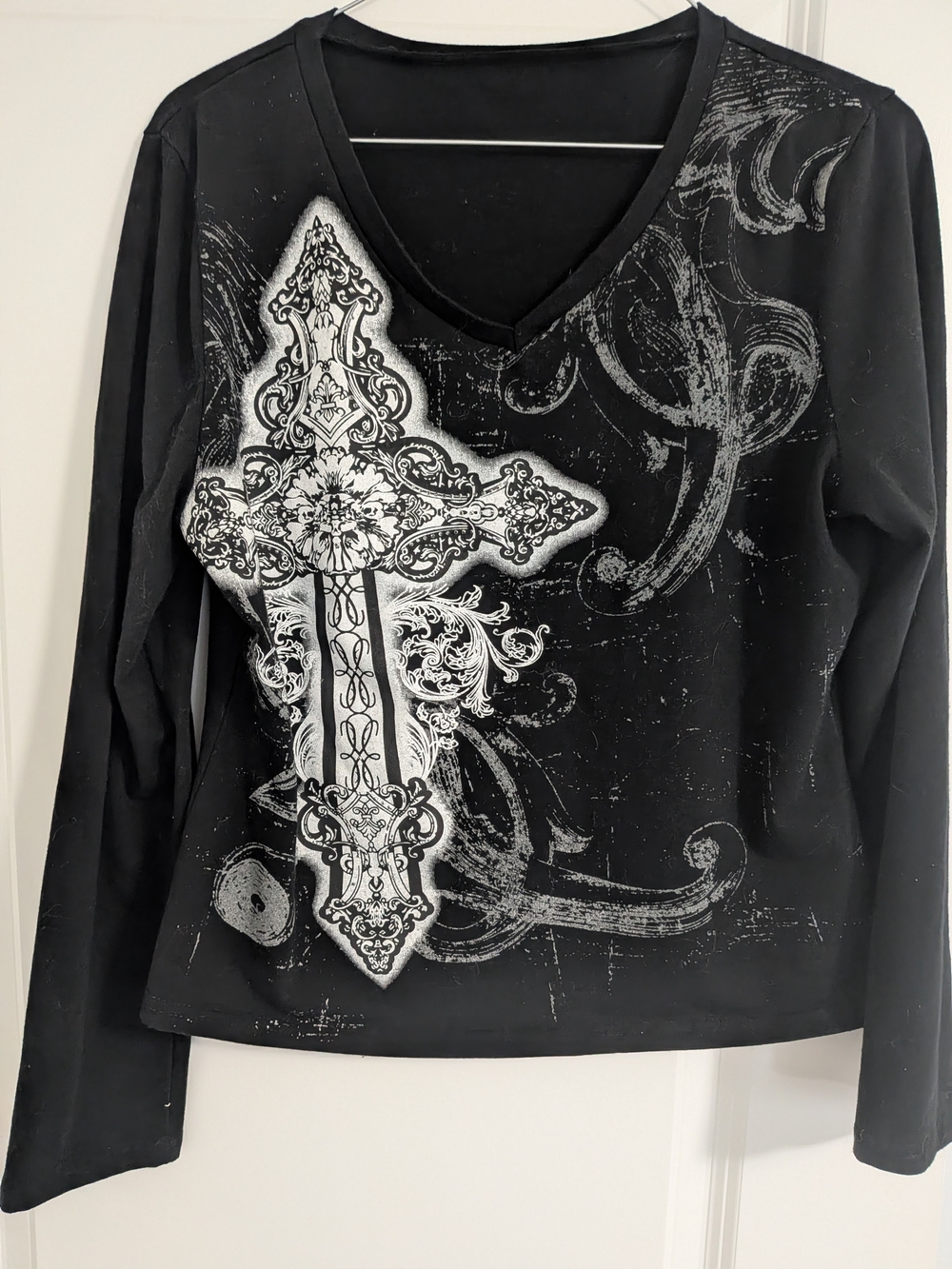 ROMWE Alt Emo Y2K  Black Long-Sleeve V-Neck Top with White Ornate Cross Rhinesto
